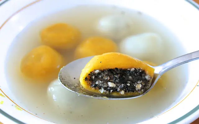 Sweet rice balls (tangyuan)